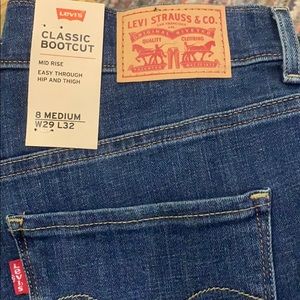 NWT LEVIS CLASSIC BOOTCUT JEANS 8M